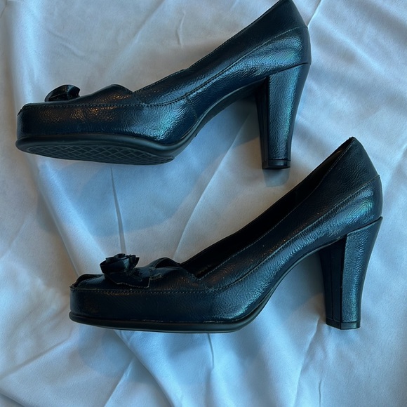 Navy Blue Aerosoles peep toe shoes - Picture 2 of 6
